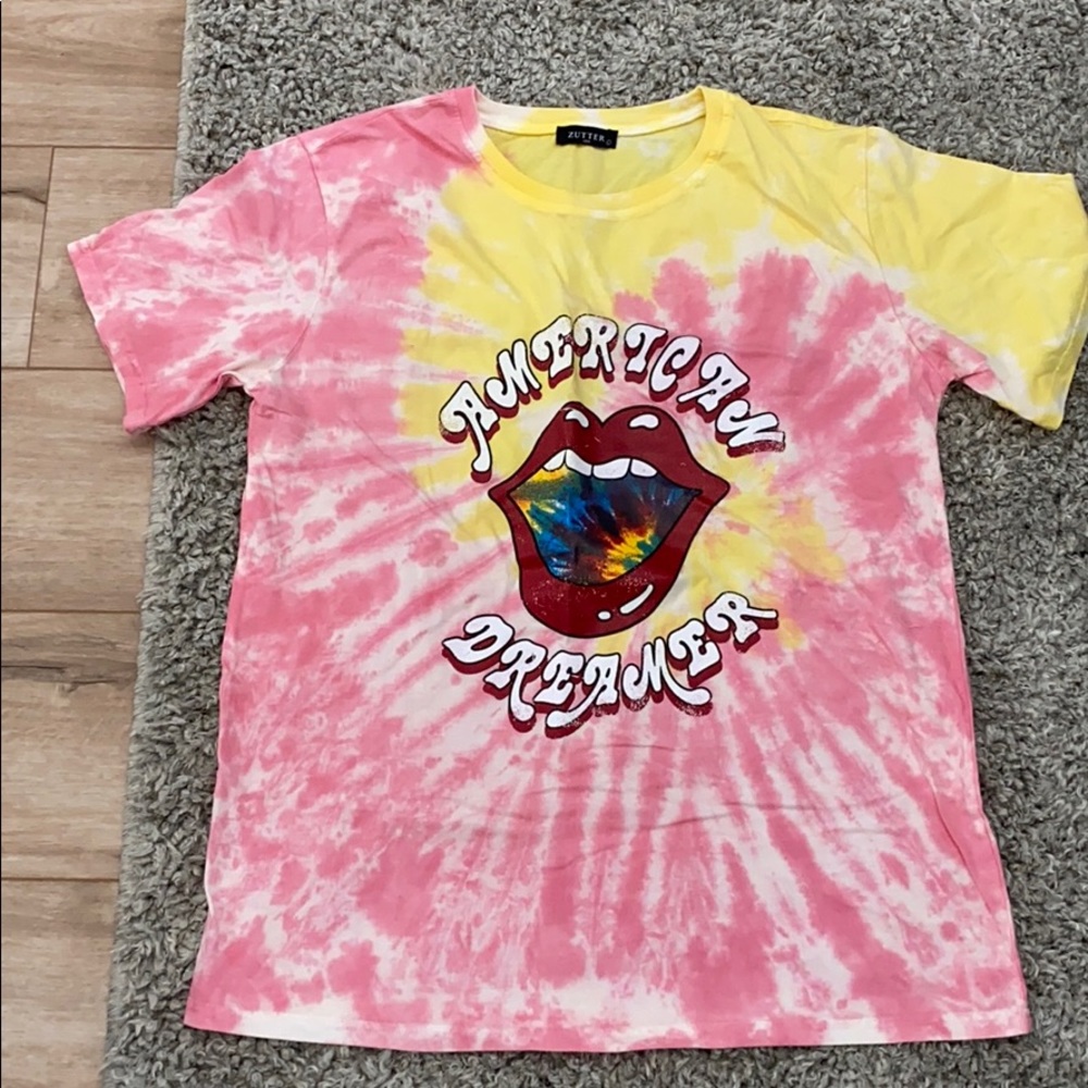 NWOT! Boutique graphic tee in size medium